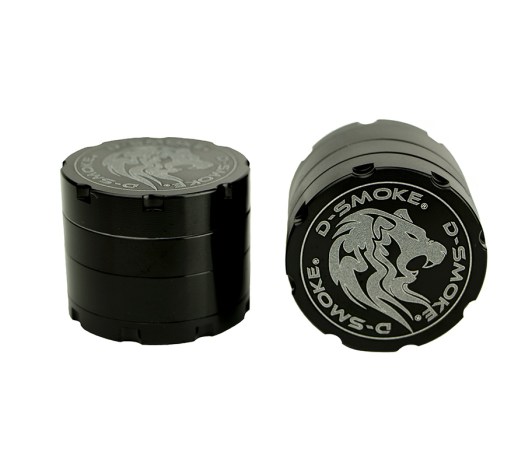 D-SMOKE HQ 4-Parts Grinder Black incl. Velvet Bag - Waterpijp-bong.nl